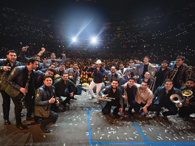 Edgardo Núñez canta en el escenario de la Arena Ciudad de México durante su primer concierto en la capital mexicana.