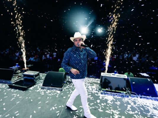 Edgardo Núñez canta en el escenario de la Arena Ciudad de México durante su primer concierto en la capital mexicana.