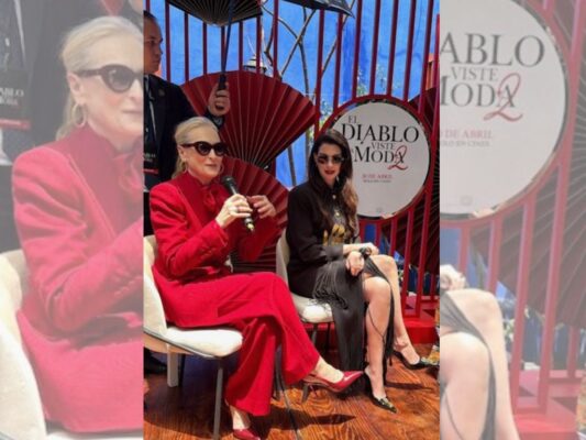 Meryl Streep y Anne Hathaway saludan a fans en el Museo Frida Kahlo durante su visita a la Ciudad de México.
