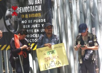 Trabajadores académicos en huelga, de la Universidad Autónoma Chapingo, en mitin frente a la SADER en la CDMX