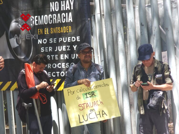 Trabajadores académicos en huelga, de la Universidad Autónoma Chapingo, en mitin frente a la SADER en la CDMX