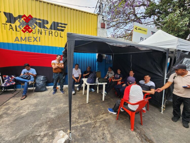 Trabajadores de la Compañía Hulera Tornel en huelga desde el 23 de febrero