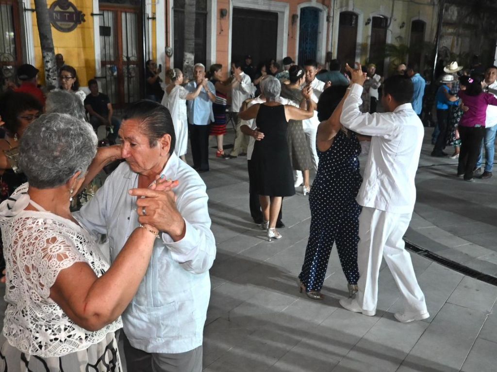 Turistas bailan en el centro de Veracruz. AMEXI Foto Gobierno de Veracruz