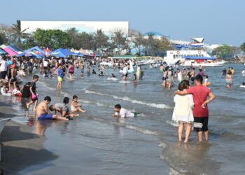 Turistas en playas de Veracruz en fin de semana largo. AMEXI Foto Especial