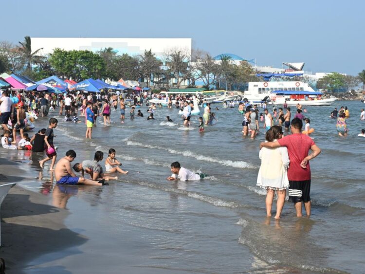 Turistas en playas de Veracruz en fin de semana largo. AMEXI Foto Especial