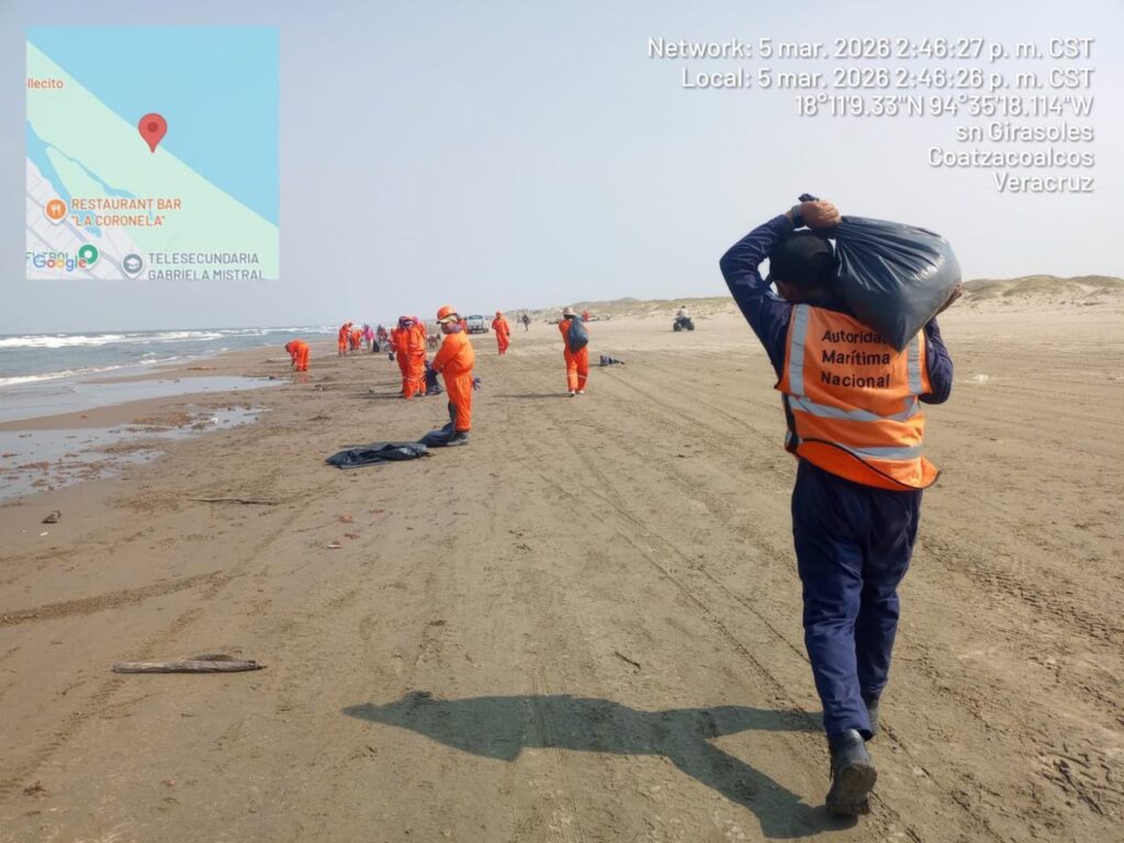 Manchas de hidrocarburo afectan playas de ambas entidades