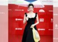 Zhang Jingyi generó conversación en redes al aparecer en la alfombra roja del Festival de Cine de Beijing con una bolsa de plástico amarilla como accesorio. | AMEXI/FOTO: RRSS