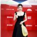 Zhang Jingyi generó conversación en redes al aparecer en la alfombra roja del Festival de Cine de Beijing con una bolsa de plástico amarilla como accesorio. | AMEXI/FOTO: RRSS