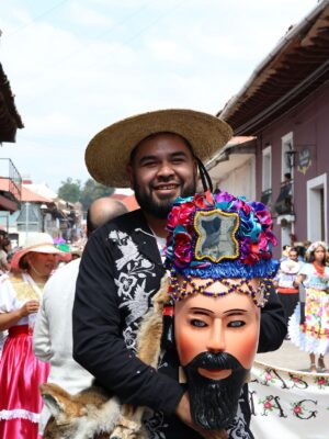 El Tianguis del Domingo de Ramos en Uruapan es la muestra artesanal, más grande de Latinoamérica, estará disponible hasta el 12 de abril en el centro de la ciudad de Uruapan y la Huatápera.