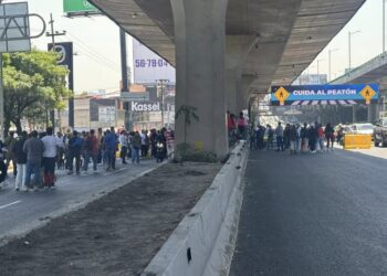 Por segundo día consecutivo, el Periférico Norte se convirtió este jueves en un embudo de autos, cláxones y filas interminables, en las inmediaciones de Naucalpan.