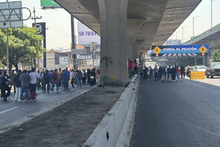 Por segundo día consecutivo, el Periférico Norte se convirtió este jueves en un embudo de autos, cláxones y filas interminables, en las inmediaciones de Naucalpan.