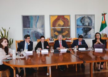 El canciller Juan Ramón de la Fuente sostuvo este jueves una reunión virtual con los embajadores de México en países del Medio Oriente.