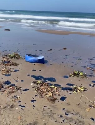 Durante las últimas horas comenzaron a observarse fragmentos de chapopote flotando cerca de la orilla y adheridos a la arena. AMEXI/FOTO/ José Vargas