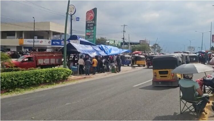 Bloqueo de 72 horas de la CNTE en Chiapas. Docentes cierran puntos clave en Tuxtla Gutierrez, capital de Chiapas.