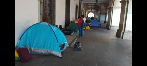 En la ciudad de Oaxaca, en la región de Valles Centrales, los docentes implementaron un plantón en el Palacio de Gobierno