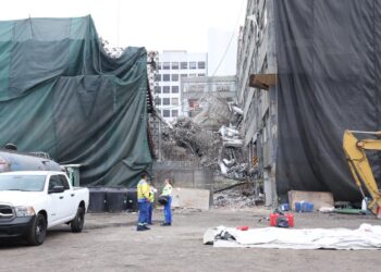 Rescatan a dos personas con vida del edificio colapsado en calzada San Antonio Abad