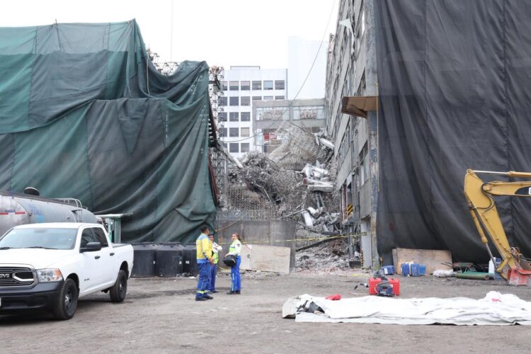 Rescatan a dos personas con vida del edificio colapsado en calzada San Antonio Abad