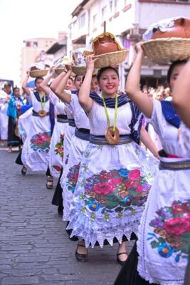 Entre acordes de música tradicional y el vaivén de las danzas, las y los asistentes vivieron una celebración donde el color y la alegría se fundieron para enaltecer la herencia viva de nuestros pueblos originarios.