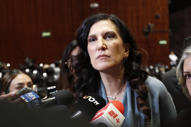 La presidenta de la Cámara de Diputados, Kenia López advierte que en México nadie está exigiendo la revocación de mandato.