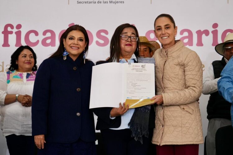 La presidenta Claudia Sheinbaum y la Jefa de Gobierno Clara Brugada coincidieron en que la entrega de documentos agrarios a mujeres campesinas