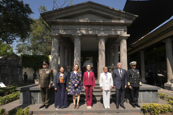Funcionarios federales y locales en el homenaje a Margarita Maza 