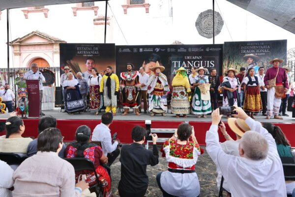 Ramírez Bedolla hizo un llamado a comprar a los artesanos en el Tianguis Artesanal de Domingo de Ramos en Uruapan, evento que congrega a más de mil 500 creadores de las 16 ramas artesanales que se trabajan en la entidad.