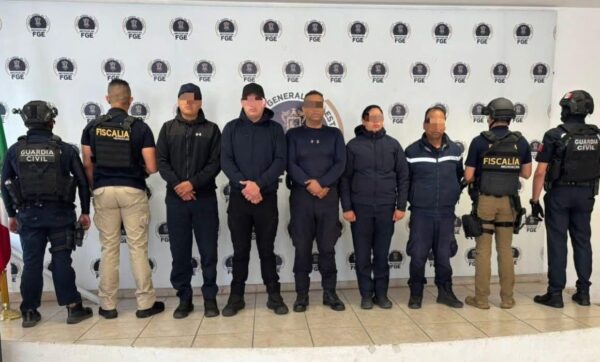 Elementos detenidos por su probable responsabilidad en delitos de cohecho y abuso de autoridad, tras ser señalados por extorsionar a ciudadanos. AMEXI/FOTO/ Cortesía