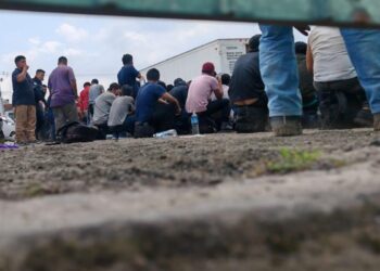 Rescatan a migrantes hallados en un tráiler