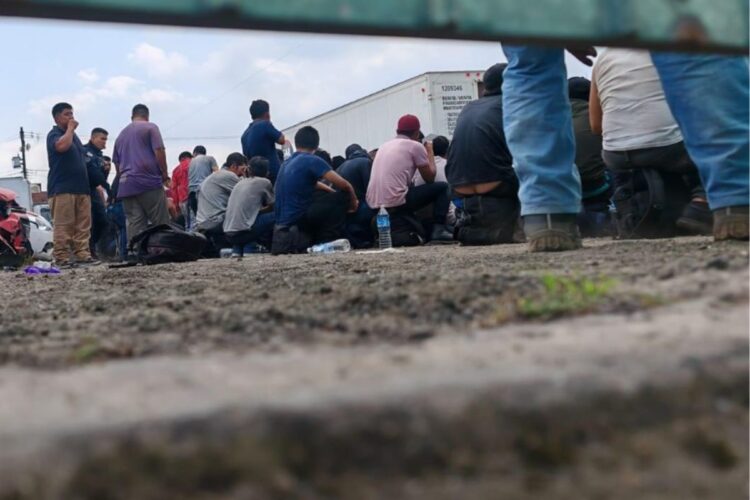 Rescatan a migrantes hallados en un tráiler