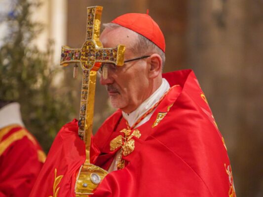 El cardenal Pierbattista Pizzaballa, patriarca latino de Jerusalén, con una reliquia de la Santa Cruz.