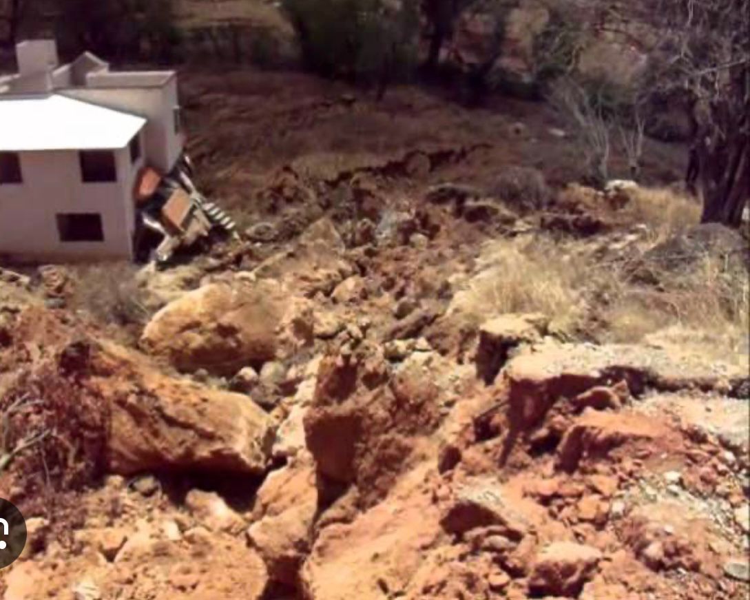 Detalló que los hundimientos se causaron por fallas geológicas de la región mixteca de Oaxaca, lo que dañó caminos y hogares, y pone en condiciones de riesgo a la población.