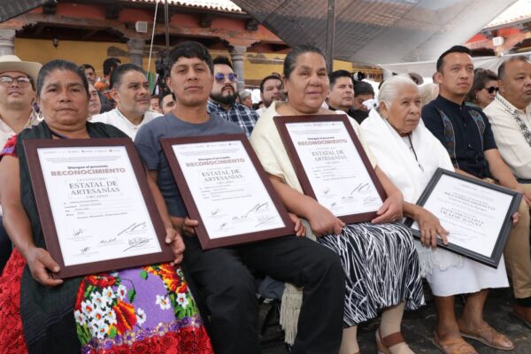El gobernador Alfredo Ramírez Bedolla premió a las y los ganadores del 65 Concurso Artesanal de Domingo de Ramos en Uruapan,