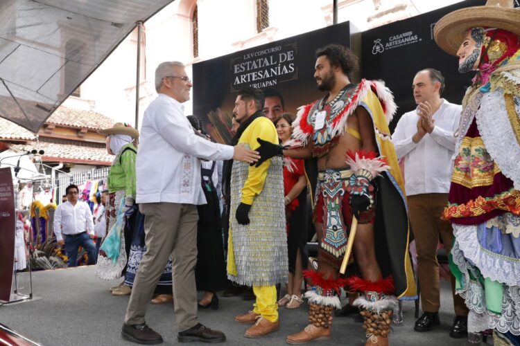 En Uruapan, Michoacán este domingo, las más bellas piezas de la artesanía del estado, unas verdaderas joyas, fueron premiadas  por el gobierno estatal