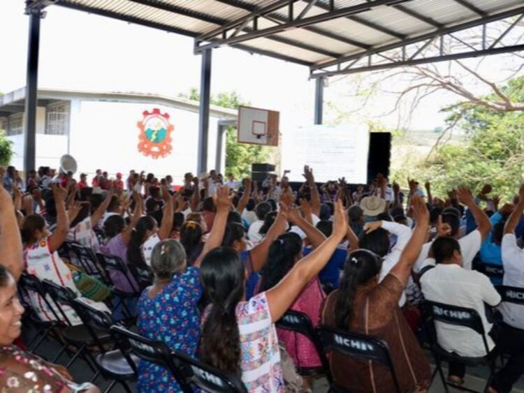 Autoridades federales presentan avances del Plan de Justicia del pueblo amuzgo durante la Asamblea Regional, con inversión histórica en desarrollo comunitario. | AMEXI/FOTO: cultura.gob.mx