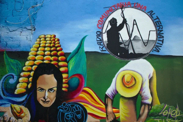 Samir Flores, locutor de la radio comunitaria Amiltzinko