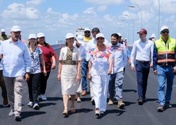 La presidenta Claudia Sheinbaum y la gobernadora de Quintana Roo, Mara Lezama realizaron una visita de supervisión al puente Nichupté.