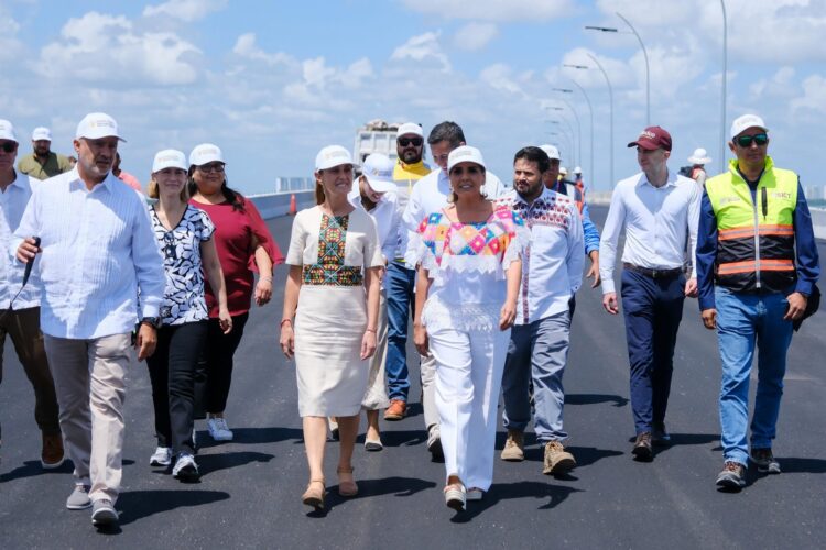 La presidenta Claudia Sheinbaum y la gobernadora de Quintana Roo, Mara Lezama realizaron una visita de supervisión al puente Nichupté.
