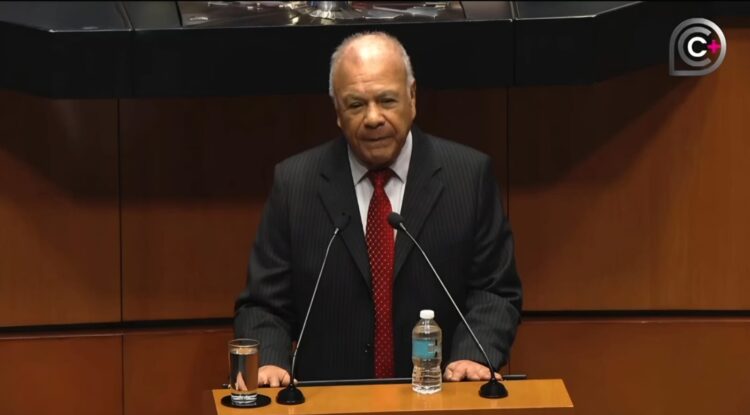 El coordinador del PT en el Senado, Alberto Anaya anuncia que su bancada votará en lo general a favor del llamado Plan B.