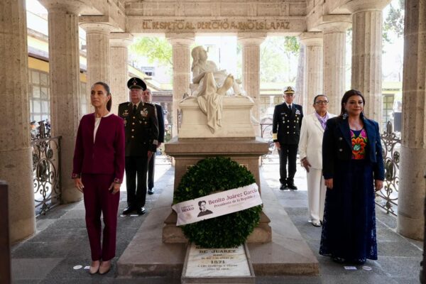 La presidenta y la Jefa de Gobierno, Clara Brugada, junto con otros funcionarios del gobierno federal montaron guardia de honor en la tumba de Margarita Maza y del presidente Benito Juárez García.