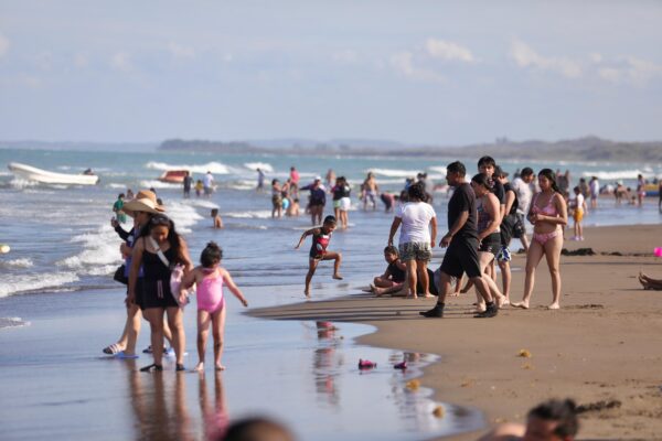 más de dos mil 300 elementos cuidan playas y sitios turísticos en la entidad.