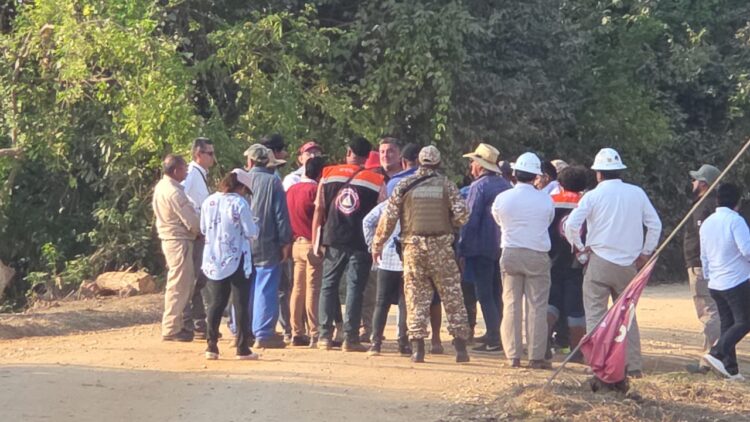 Desde José Azueta, en el estado de Veracruz informan que desde este viernes, pobladores retuvieron a un total de 31 trabajadores de Pemex.