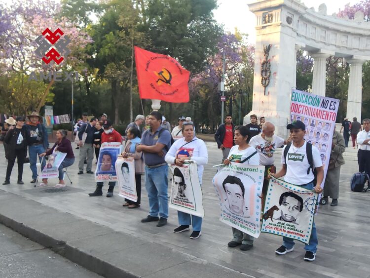 Durante el 138 Acción Global por Ayotzinapa, padres y madres de los 43, anuncian que realizarán movilizaciones ante incumplimiento de Sheinbaum