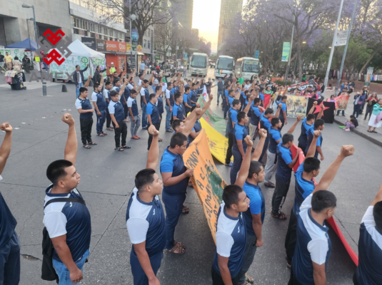 Estudiantes de la Normal Rural "Raul Isidro Burgos" durante el 138 Acción Global por Ayotzinapa, en el hemiciclo a Juárez