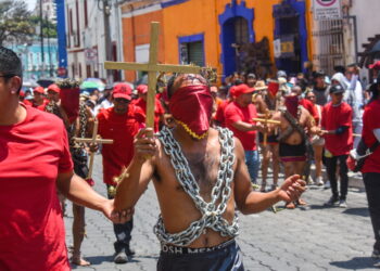 Fotogalería: Más de 35 engrillados recorren Atlixco en penitencia por Viernes Santo 2026