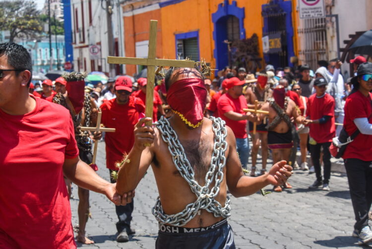 Fotogalería: Más de 35 engrillados recorren Atlixco en penitencia por Viernes Santo 2026