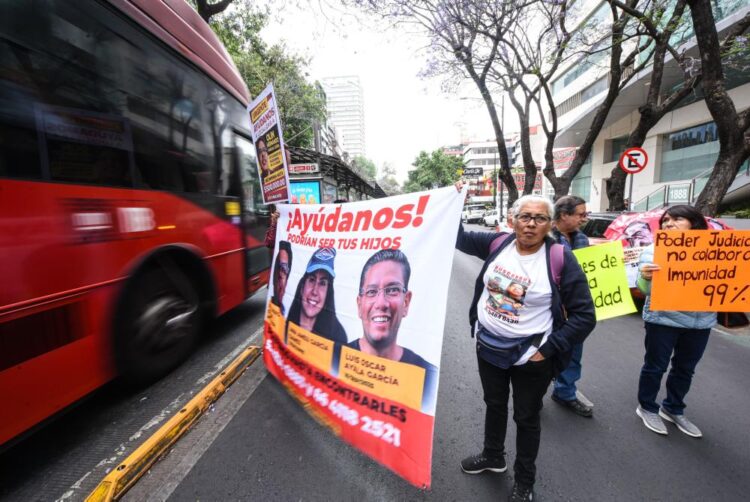 Familias de desaparecidos bloquean Insurgentes Sur durante dos horas y exigen empatía a jueces federales