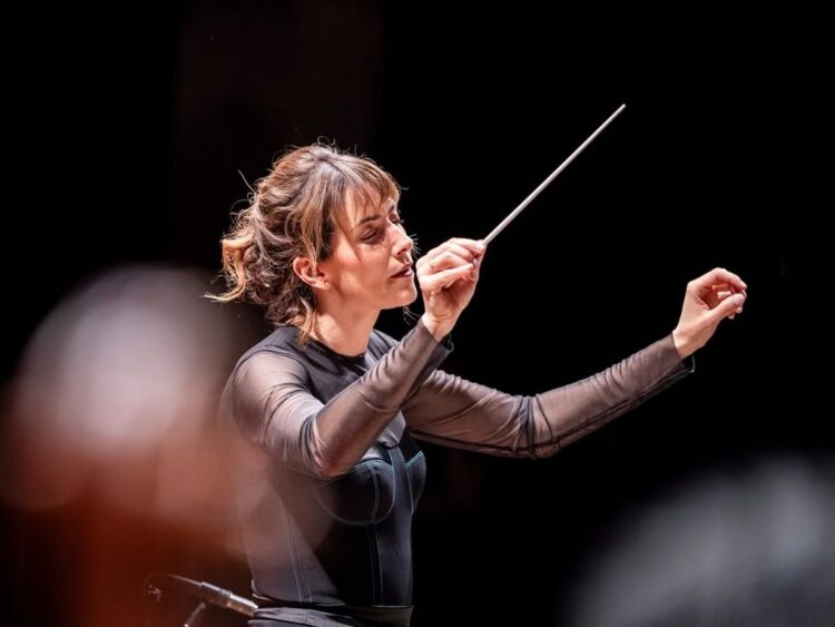 Alondra de la Parra dirige con intensidad a la Orquesta Sinfónica Nacional durante su esperado regreso al Palacio de Bellas Artes. | AMEXI/FOTO: IG @alondradlp
