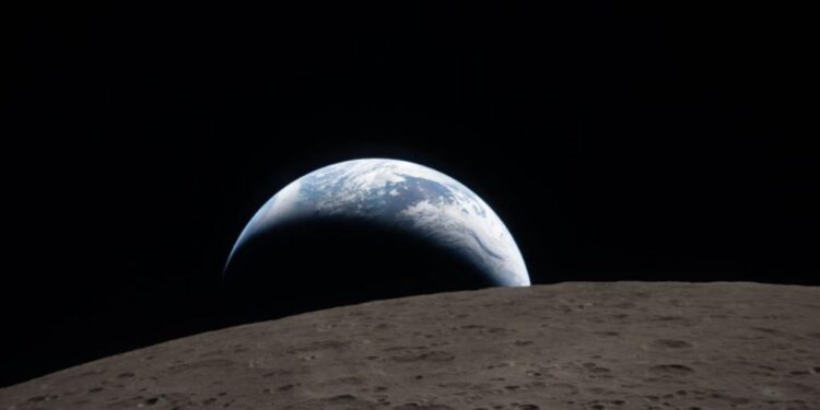 Una Tierra de un azul tenue con brillantes nubes blancas se pone tras la superficie lunar