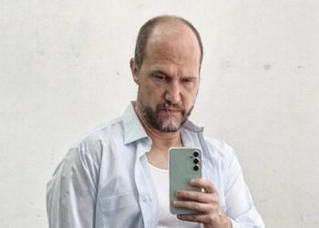 Andrés Weiss habla del desafío de habitar un teatro vivo en “La Fiesta”