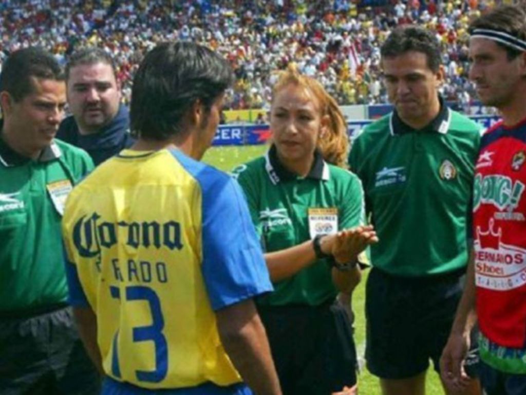 Árbitra Virginia Tovar en su debut. Foto cortesía Magazine Querétaro